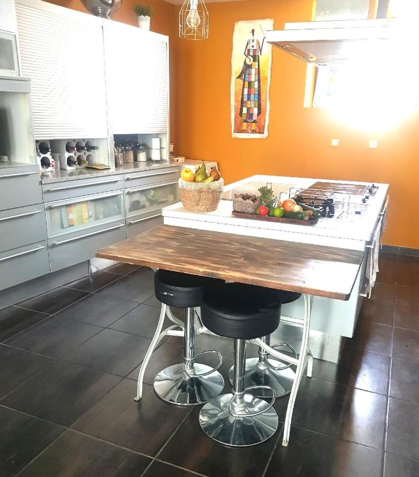 Beau Logement En Centre Ville Beaugency Esterno foto